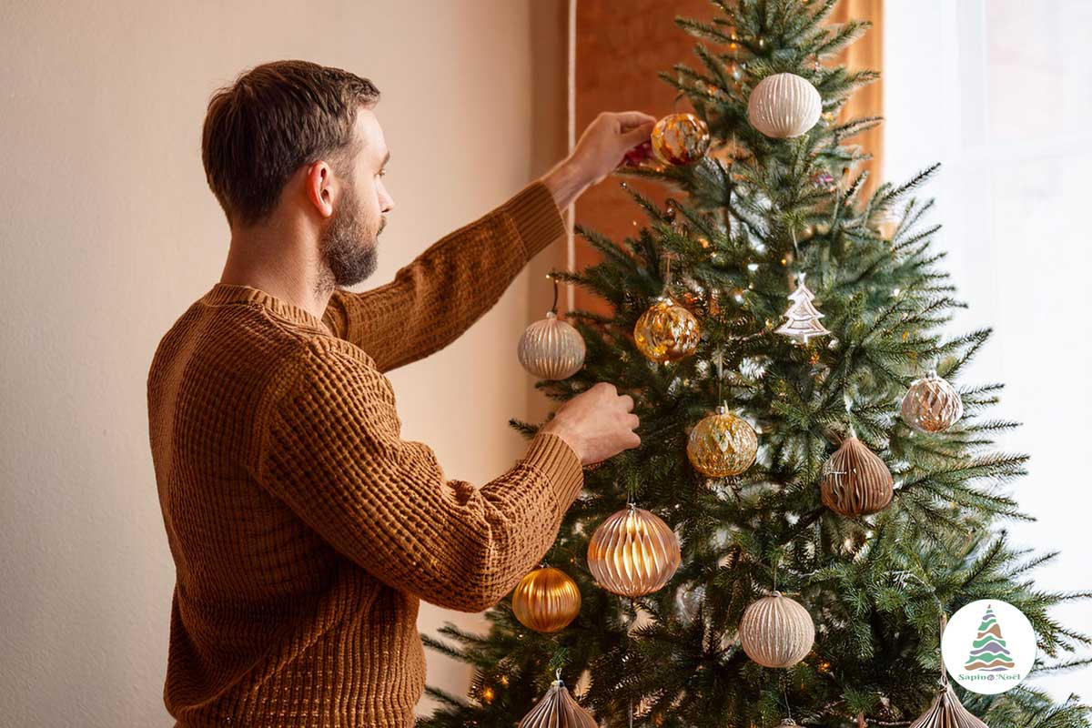 personne-qui-decore-un-sapin-avec-un-style-boheme-web